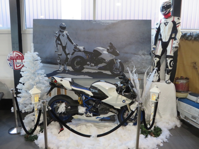 Speciaal voor de eindejaarsshow wordt een gedeelte van de zaak omgetoverd tot een winters tafereel