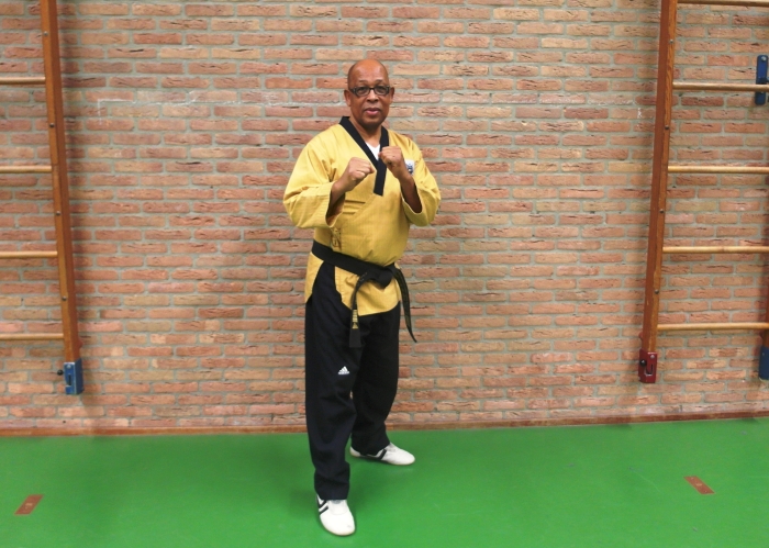 Foto Boven : Sylvestro van der Kooye 7e dan ( hoofdtrainer van taekwondoschool Choi Do Kwan)