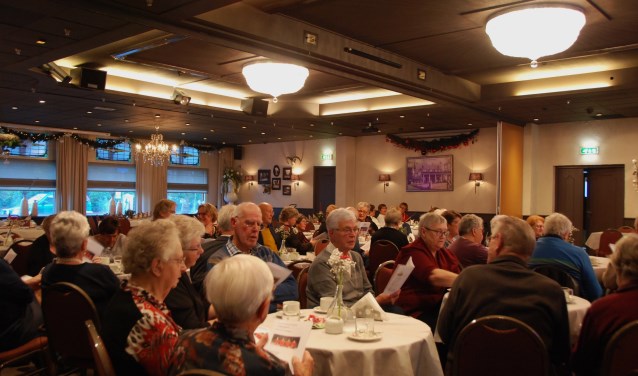 Een volle zaal bij de kerstviering van SWO.