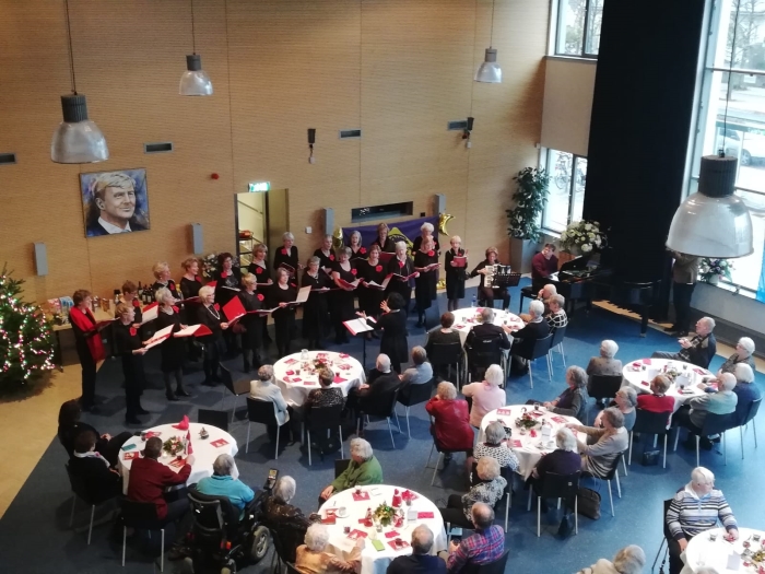 Kerstlunch voor senioren in Restaurant Raadszaal