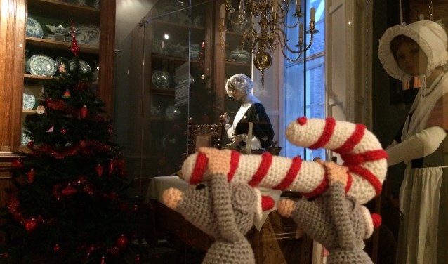 Er wordt een verhaal verteld over twee muisjes die tijdens Kerstmis moederziel alleen in het weeshuis zijn.