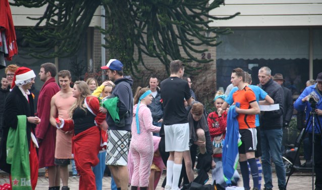 De meeste deelnemers gaan in Achterveld verkleed te water voor de nieuwjaarsduik.