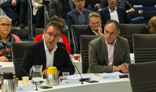 Henk-Jan Baakman (rechts) bij een gemeenteraadsvergadering, vorige maand.
