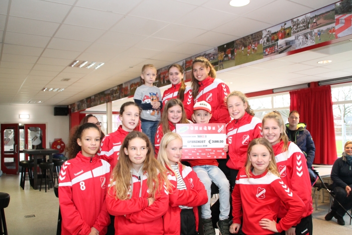 De speelsters van MO13-1 op de foto met Willem en de uitgereikte cheque.