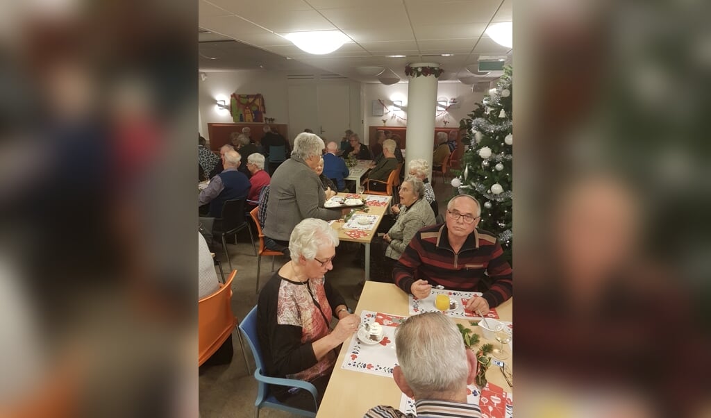 Leden van Senioren Belangen genieten van gezamenlijke maaltijd