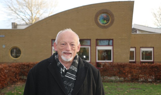 Karel de Krijger bij basisschool De Caleidoscoop aan de Hofbeeklaan, ook een gebouw waar hij aan werkte.