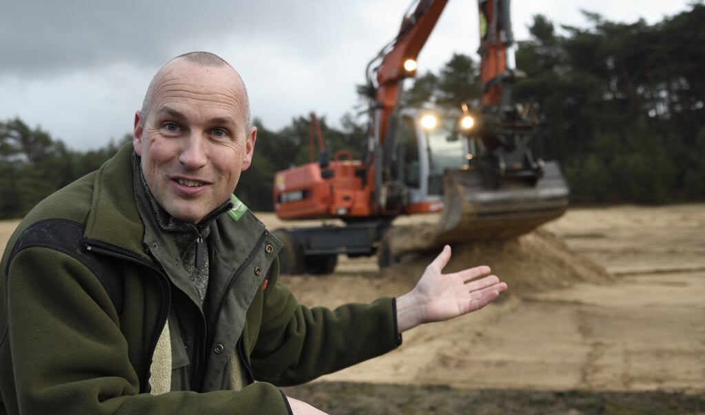 Boswachter Laurens Jansen van Staatsbosbeheer laat plekken zien op Kootwijkerzand waar werkzaamheden plaats vinden