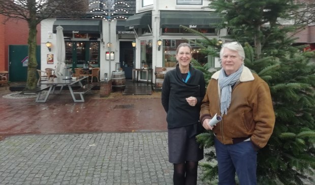 Ria Bernds en Reinier van Kuyk op het plein van de Kerst Happening