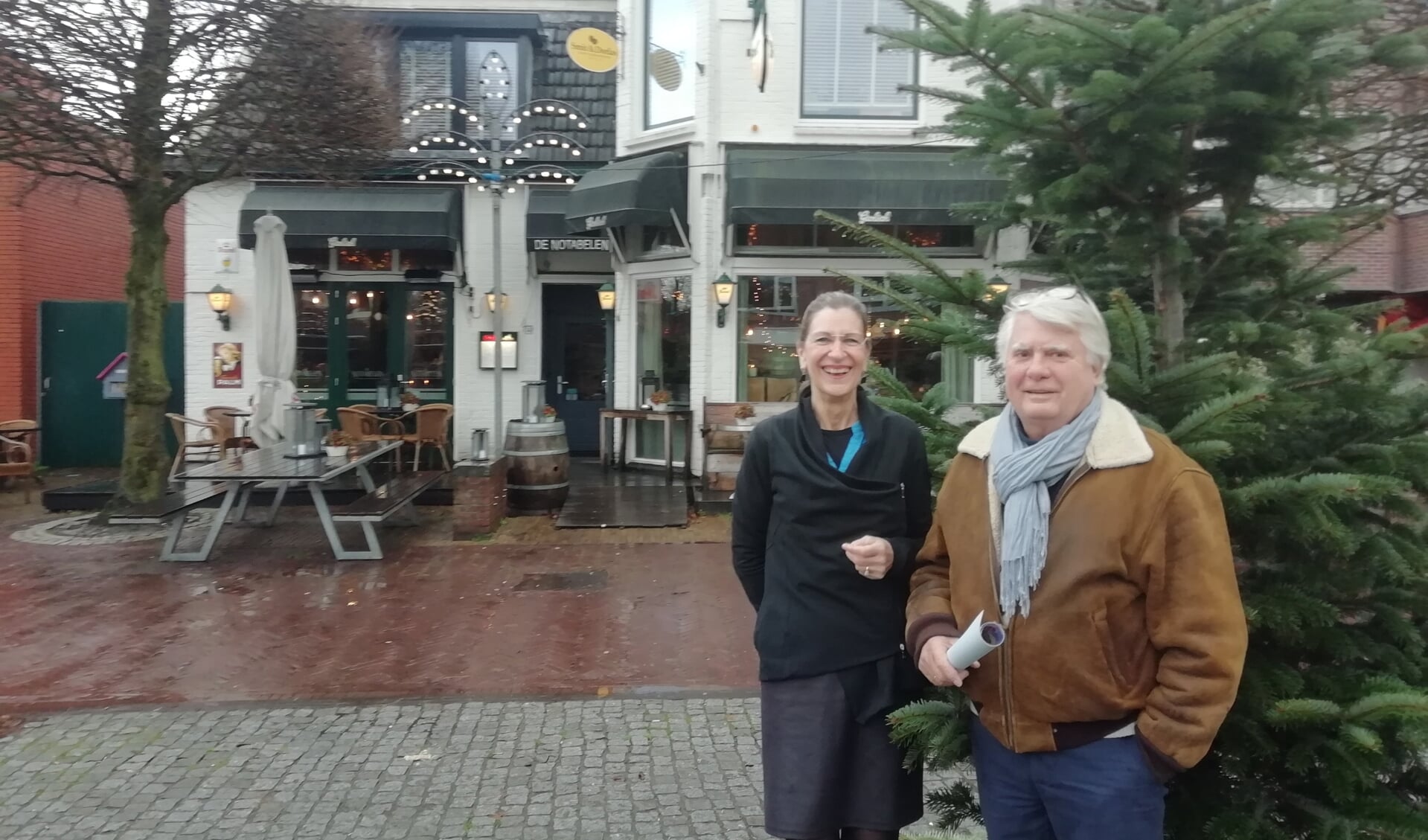 Ria Bernds en Reinier van Kuyk op het plein van de Kerst Happening