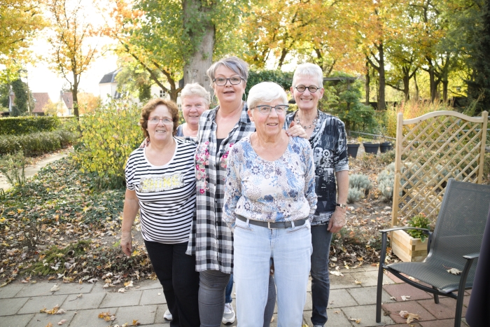 Vrijwilligersteam op de vrijdagmiddag bij de Ridderhof: Bep, Gerda, Jannie (activiteitenbegeleider), Betty en Jenny