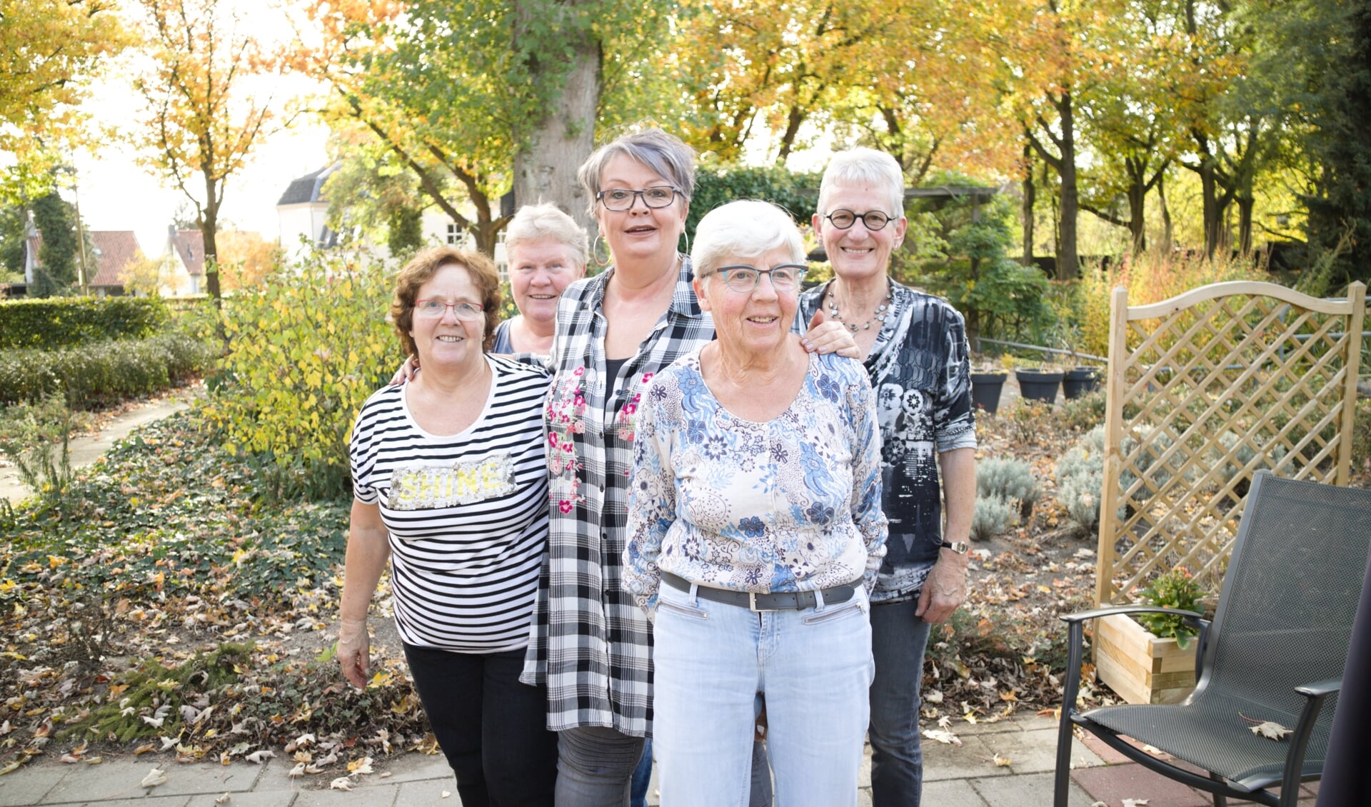 Vrijwilligersteam op de vrijdagmiddag bij de Ridderhof: Bep, Gerda, Jannie (activiteitenbegeleider), Betty en Jenny