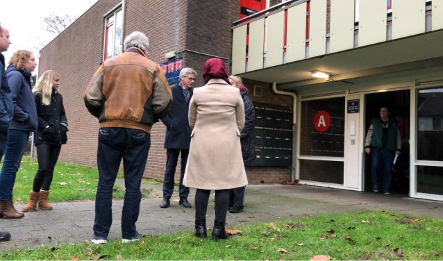 Burgemeester Bolsius op bezoek bij de flat.
