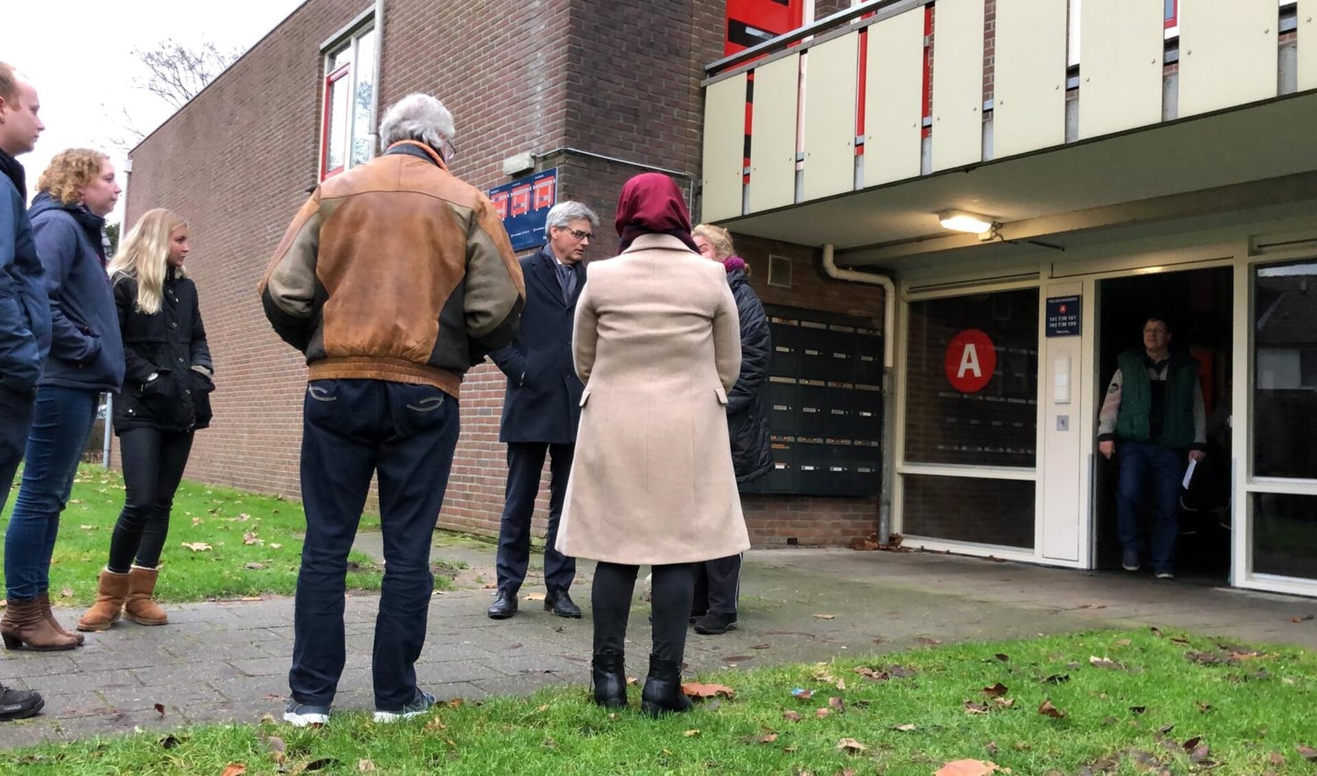 Burgemeester Bolsius op bezoek bij de flat. 