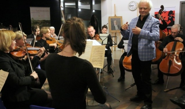 Cees Mobach dirigeert het Van Uven Kamerorkest. (foto: Carleen van den Anker)