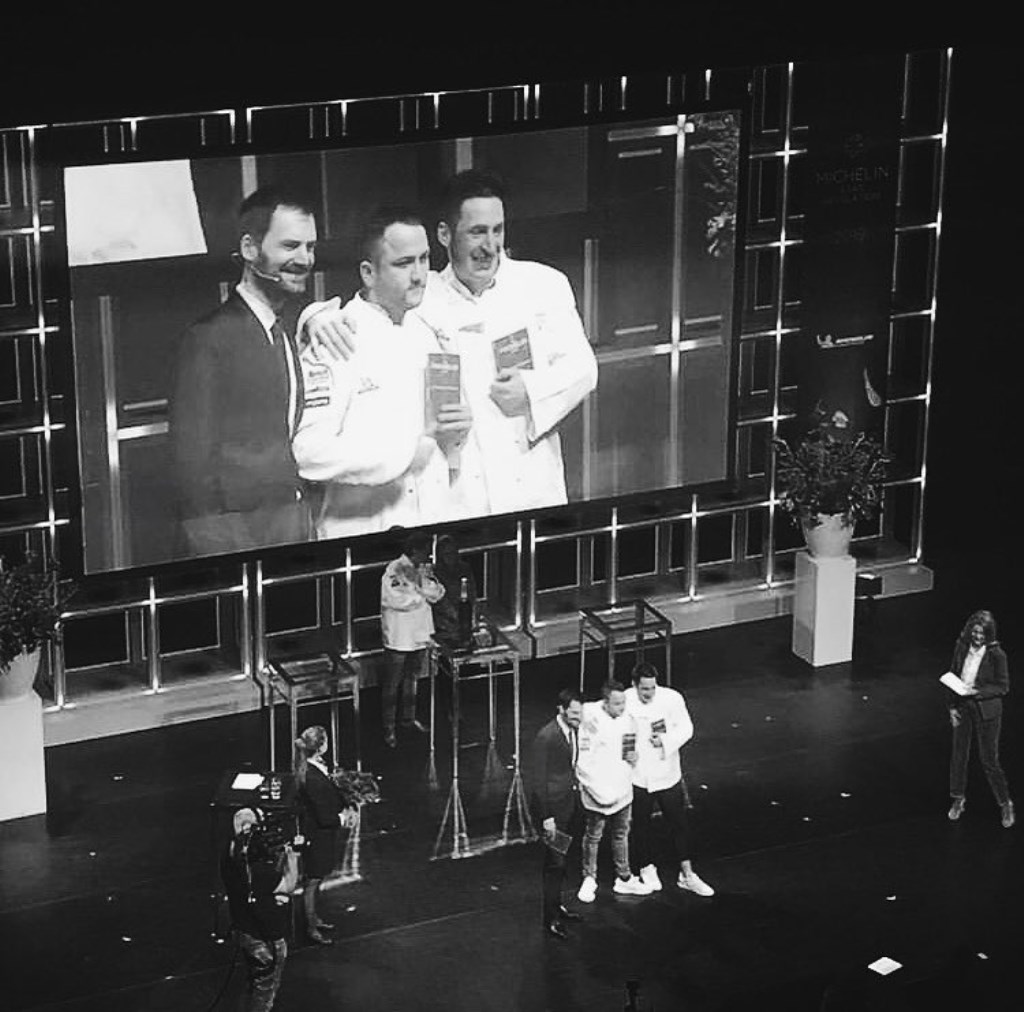 Chefs Robert Poel en Thomas Diepersloot van Voltaire op het podium tijdens de uitreikingsceremonie.