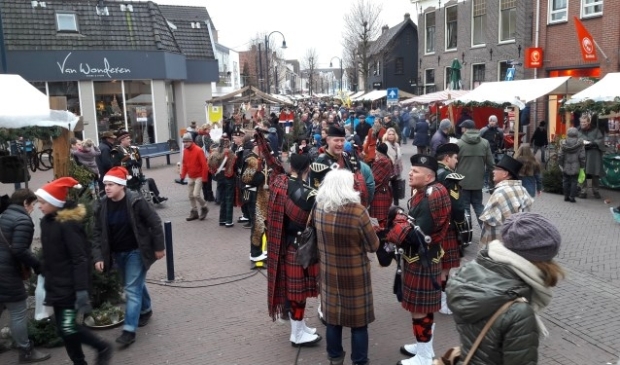 De mannen in hun geruite rokken overleggen of ze nog een rondje Dickens Fair kunnen doen. Gezien de drukte zal dat nog niet meevallen...
