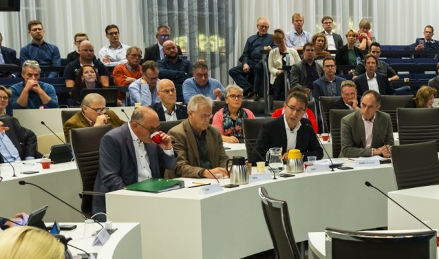 OddV-directeur Henk-Jan Baakman (rechts aan de tafel) ontkent de uitspraak 'De gemeente wil dat niet begrijpen' te hebben gedaan.