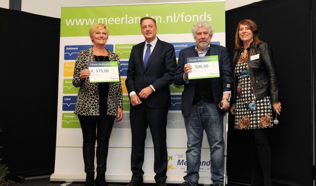 Wethouder Rob Elllermeijer (tweede van links) en Angeline Kierkels (algemeen directeur van Meerlanden) overhandigden de cheques aan De Schakel en de Amstel River Singers.