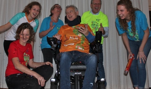 Bestuursleden Karlien, Marielle en Vincent Cornelissen, Mirande Waterlaat, Jos Smit en huisvriendin Annabel na het afschieten van de confettibom als startsein van de inschrijving voor de ALS Lenteloop 2019