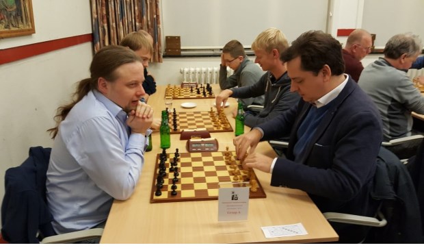 Hotze Tette Hofstra en internationaal meester Sander van Eijk (rechts) zitten gereed voor hét gevecht dat beslissend zou zijn voor de toernooiwinst.