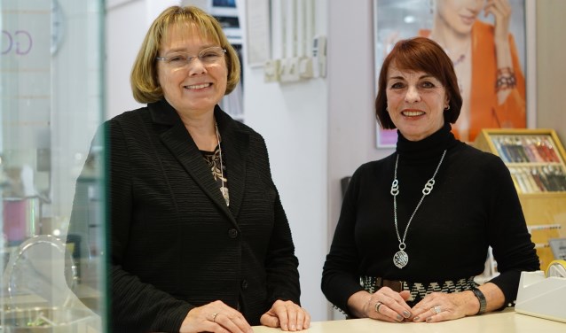Madeleine (rechts) en een van haar medewerkers.