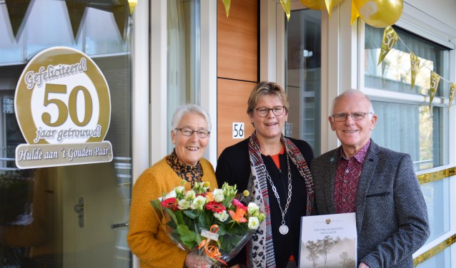 Het echtpaar Jan Hendrik Kromhout en Willempje Kromhout-van den Broek met burgemeester Titia Cnossen.
