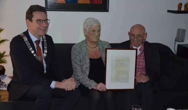 Henk en Thea Verbeek-Barte met het 'boterbriefje'