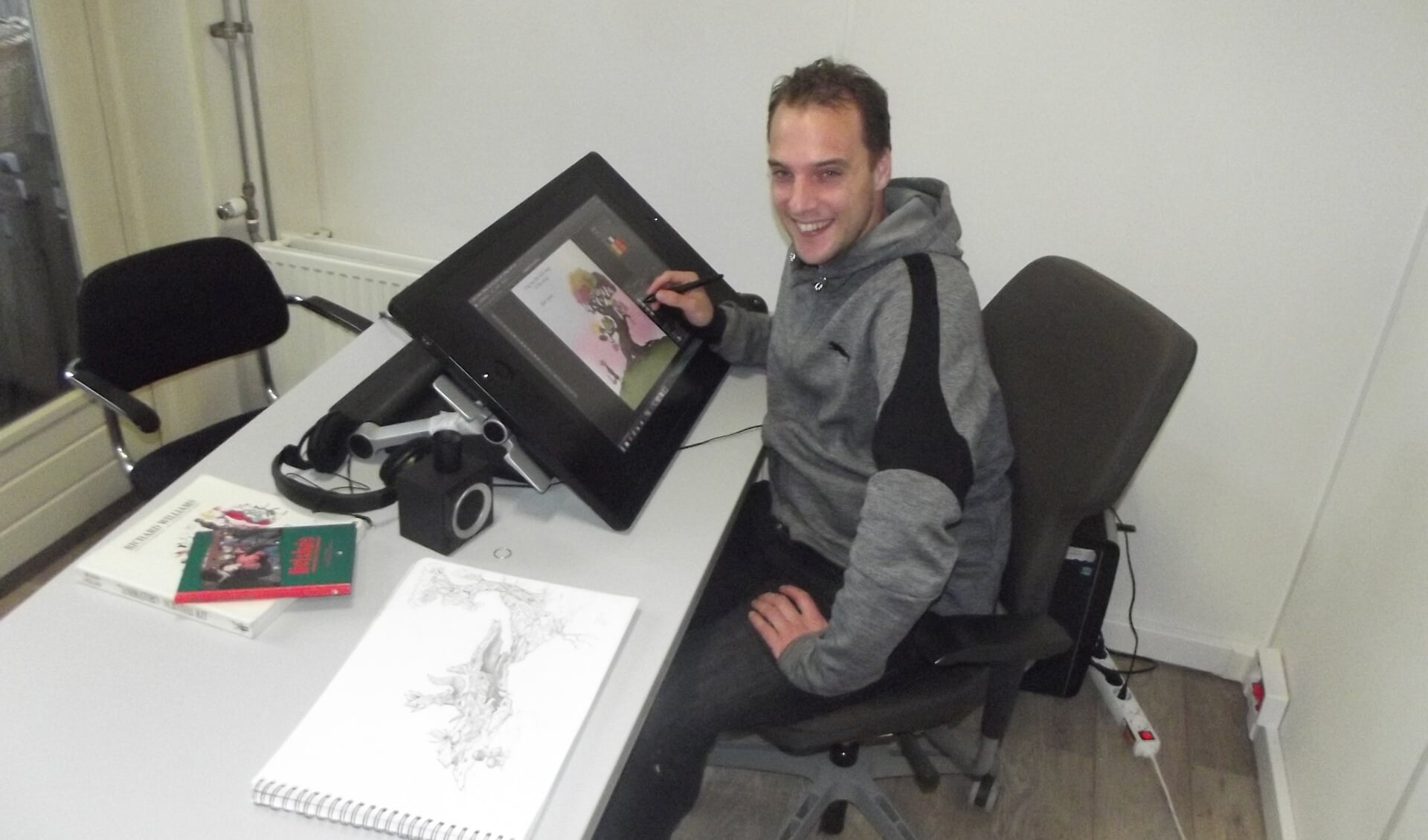 Animator en illustrator Jesse Boom gebruikt zijn beeldscherm alsof hij met papier en inkt werkt.