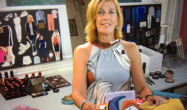 Annemieke Huizing helpt met het zoeken naar de kleuren die jou nog meer laten sprankelen en je mooier maken.