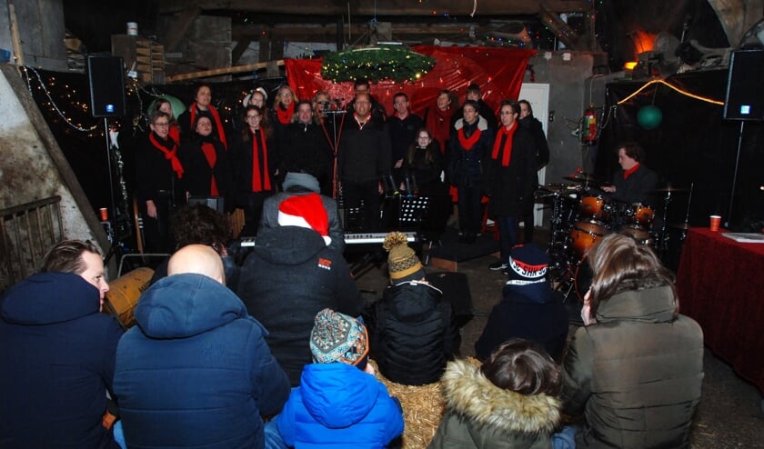 In boerderij Groot Schaik naast glühwein en warme chocolademelk ook kertsliederen, gezongen door gospelkoor Masjiach.