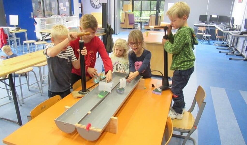 Niet alleen in het gebouw van de Veense basisschool MAX wordt geïnvesteerd, ook in het onderwijsprogramma wordt aandacht besteed aan een bewuste omgang met onze aarde. 