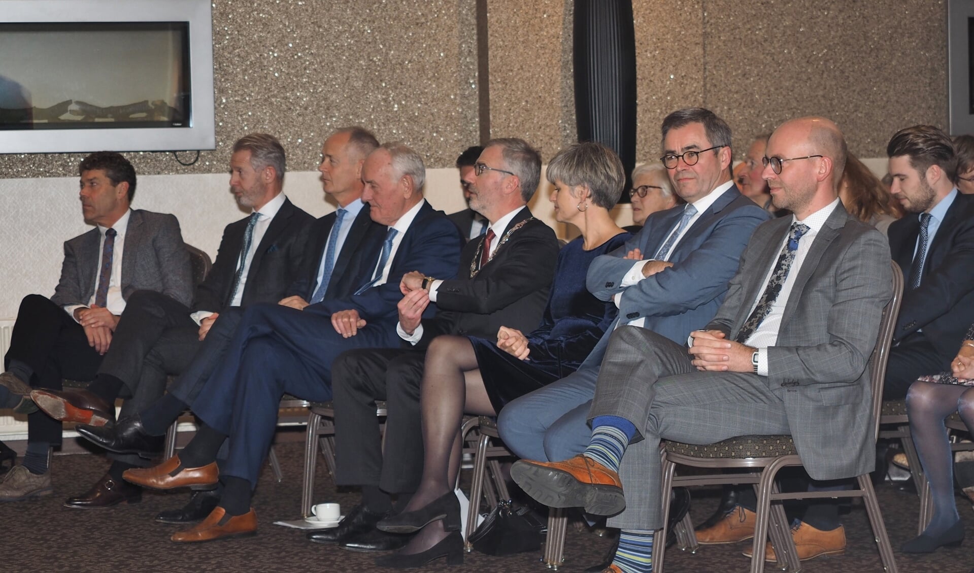 Pieter Heiliegers met zijn vrouw tussen collega burgemeesters en de Commissaris van de Koning.