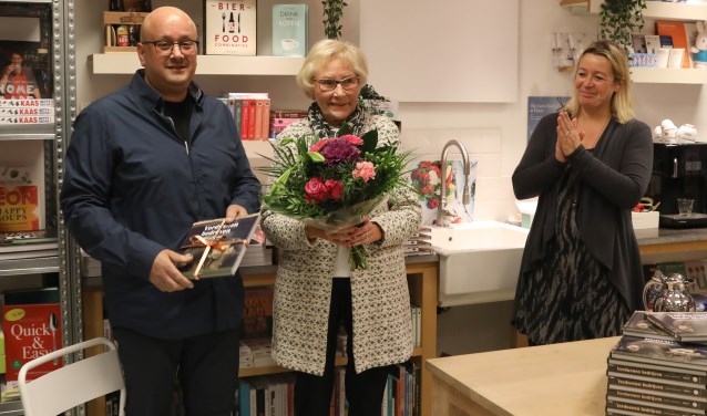 Raymond Beekman overhandigde het eerste exemplaar van zijn boek aan mevrouw Ida Stolp (midden).