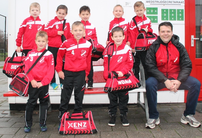 Hoevelaken JO8-5 met nieuwe trainingspakken en nieuwe tassen.