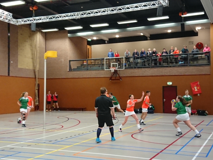 Nienke Schneider legt aan voor het uiteindelijke winnende doelpunt