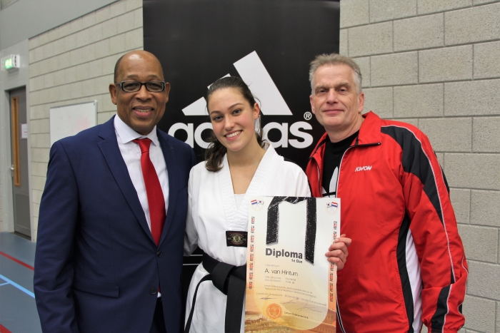 Foto boven: Hoofdtrainer Sylvestro van der Kooye, Ambra van Hintum met diploma, en trainer Henny van den Brink.