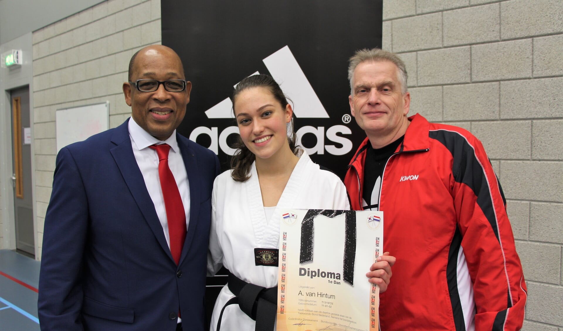 Foto boven: Hoofdtrainer Sylvestro van der Kooye, Ambra van Hintum met diploma, en trainer Henny van den Brink.