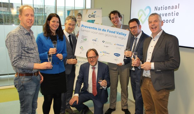 Op de foto van links naar rechts: Ronald Hendrikse (HAGV), Mariska de Kleijne (Rabobank), Leon Meijer (Regio Foodvalley), Harmen van Wijnen (CHE), Joris van Eijck (Menzis), Arjen Hakbijl (ZGV) en Tom van Loenhout (Alliantie Voeding).
