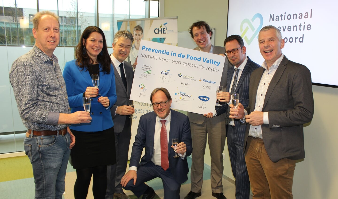 Op de foto van links naar rechts: Ronald Hendrikse (HAGV), Mariska de Kleijne (Rabobank), Leon Meijer (Regio Foodvalley), Harmen van Wijnen (CHE), Joris van Eijck (Menzis), Arjen Hakbijl (ZGV) en Tom van Loenhout (Alliantie Voeding).