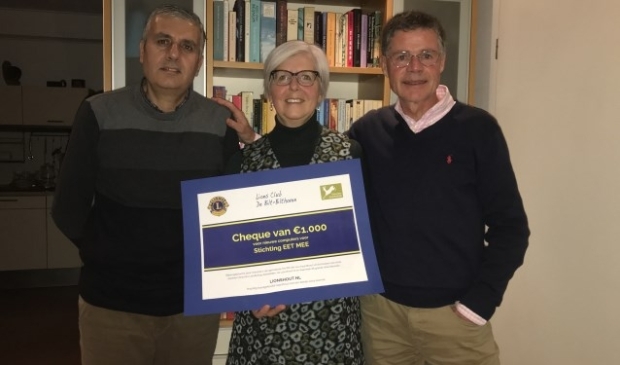 De Lions overhandigen een cheque voor nieuwe computers voor de Stichting Eet Mee.