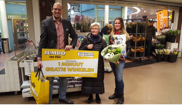 Supermarkteigenaren Tom en Jasmijn van Vliet en in het midden winnares Annemiek van der Meulen.