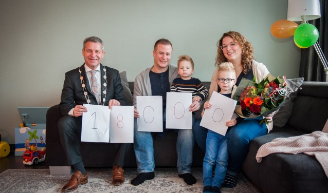Op de valreep van het jaar verwelkomde de burgemeester de 18.000ste inwoner van Hardinxveld