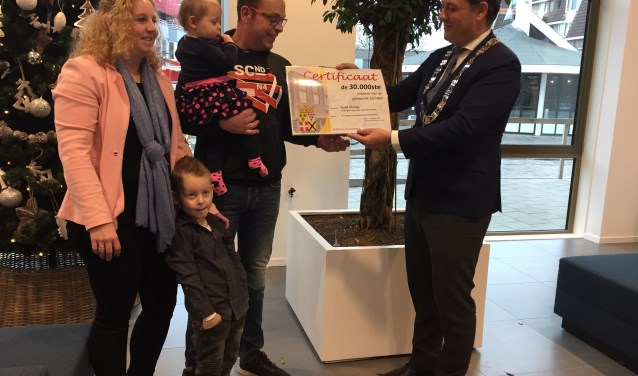 Het gezin Havinga werd door burgemeester Gerolf Bouwmeester persoonlijk welkom geheten tijdens een ontvangst op het gemeentehuis.