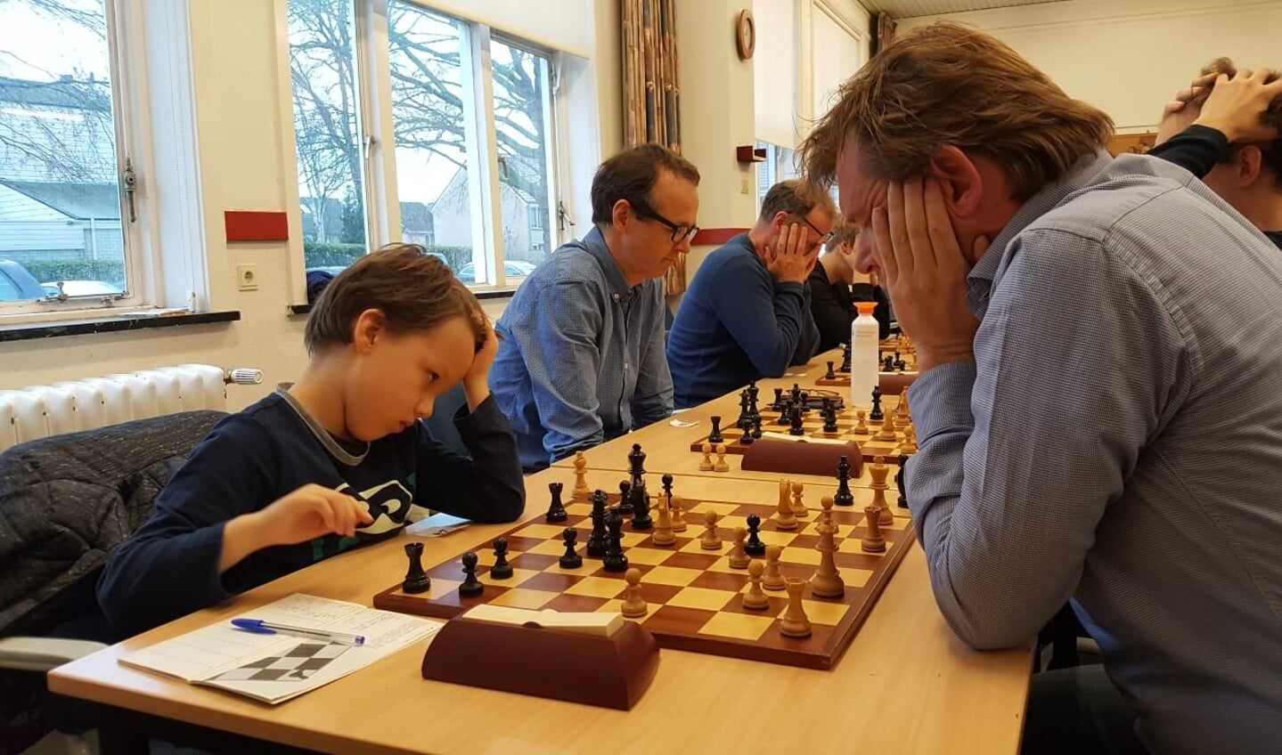 Het 8-jarige schaaktalent Tommy Grooten in gevecht met oud-Bennekommer Peter van Hoorn.