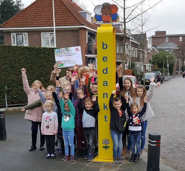 Wethouder Hanny Visser en de vloggers van de schoolbrengdagfilm.