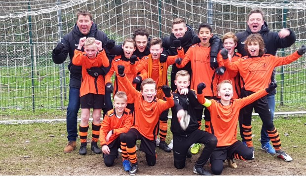 Juichende spelers en begeleiding van Sparta Nijkerk JO11-1 vanwege het behaalde kampioenschap