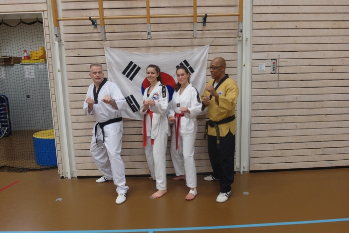 v.l.n.r. Trainer Henny van de Brink, Gwen Boone, Ambra van Hintum en hoofdtrainer Sylvestro van der Kooye