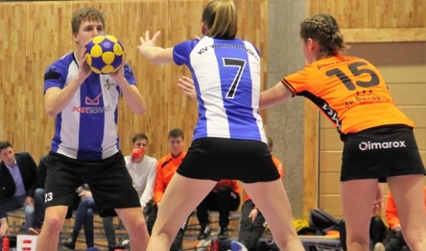 Topscorer Steven Landman is klaar voor de vrije bal die hij samen met Xanne Ketelaar zal gaan uitvoeren.