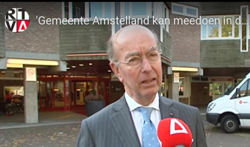 RTV Amstelveen interviewt burgemeester Bas Eenhoorn. 