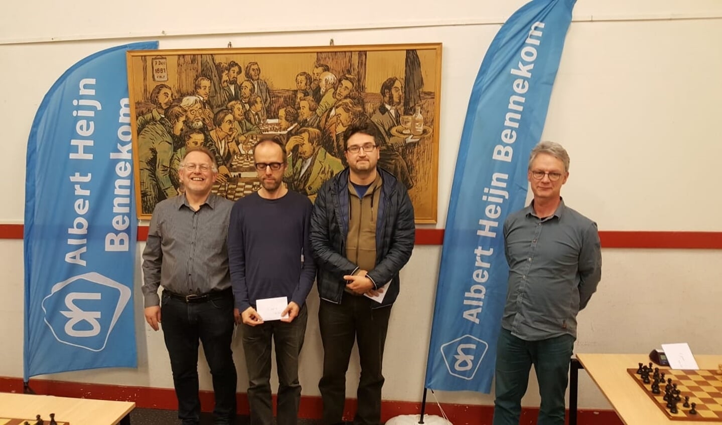 De prijsuitreiking met van links naar rechts BSV-voorzitter Teunis Bunt, Erik van den Doel (tweede), Andrey Orlov (winnaar) en arbiter Huub Blom.